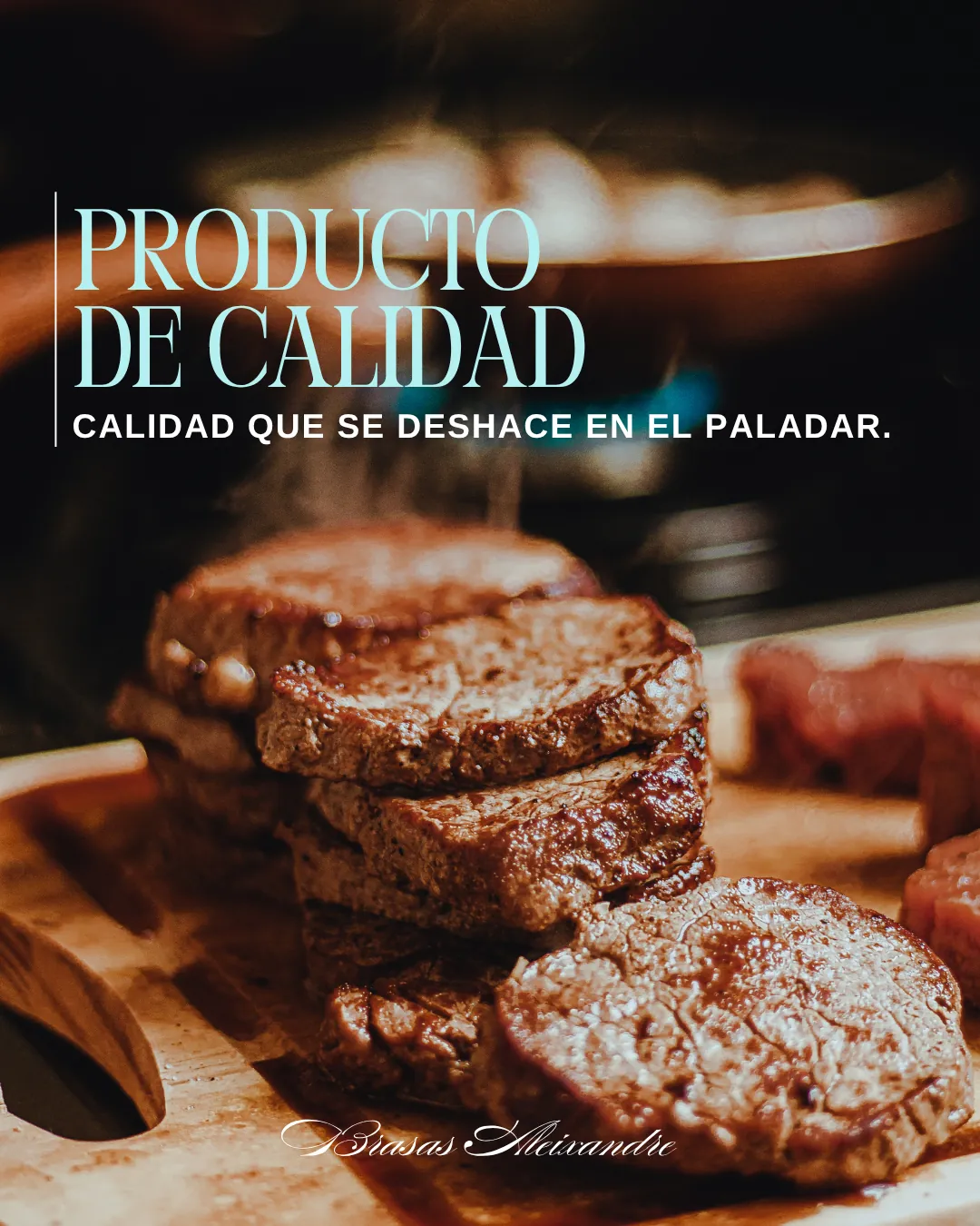 Macro fotografía de un medallón de solomillo con salsa brillante, foie grass y sal escamada junto a patatas asadas